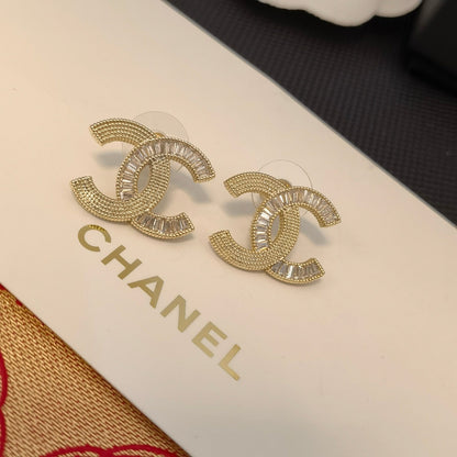 Neue glänzende Diamantstich-Logo-Ohrringe