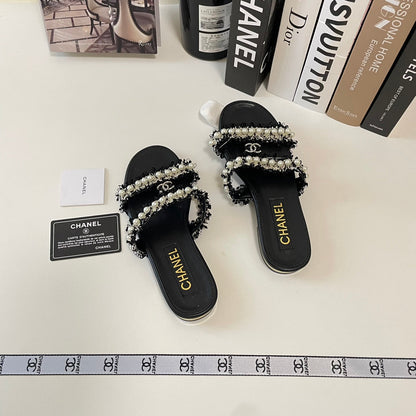 Elegante flache Pantoletten mit doppelten Riemen und Perlen
