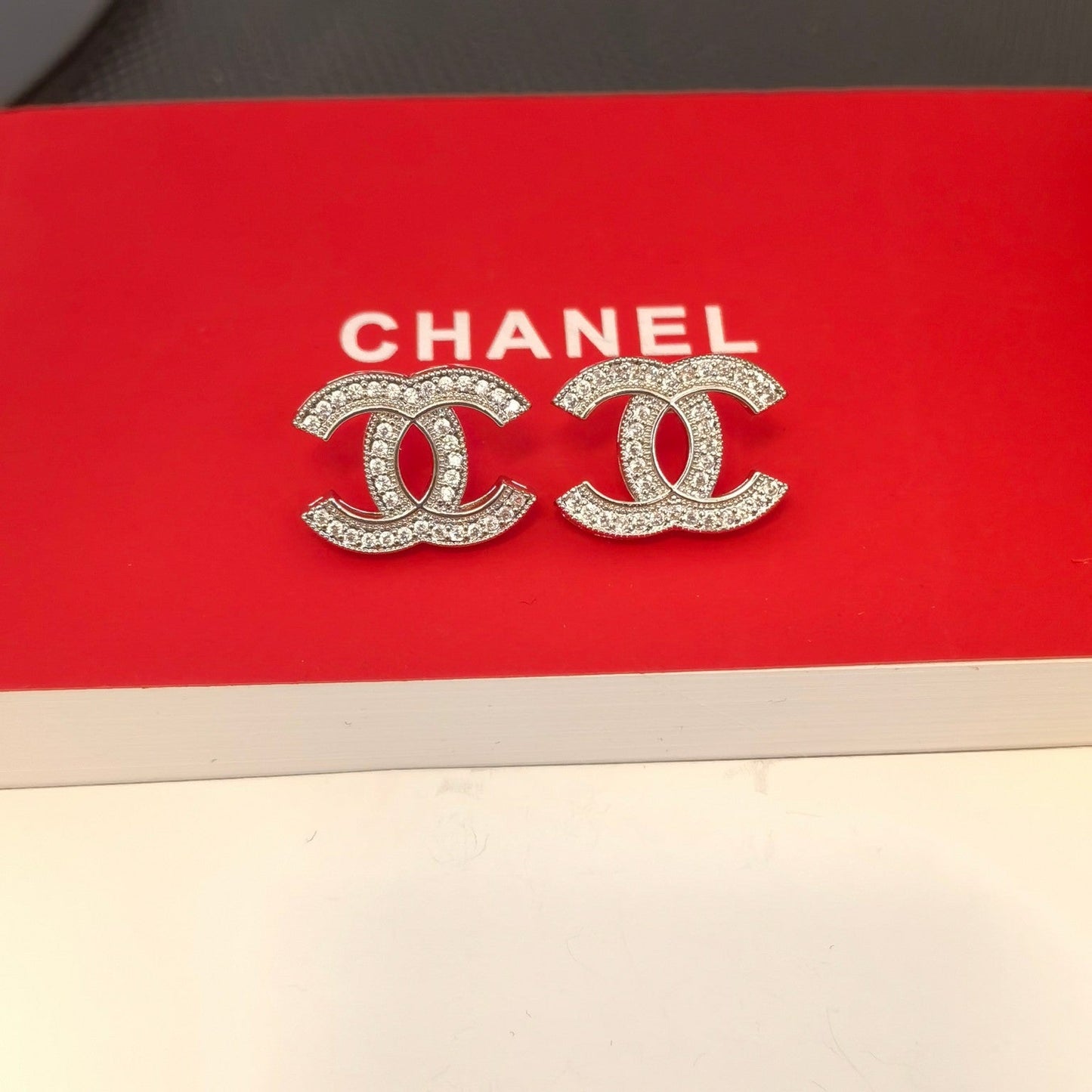 Elegante Logo-Ohrringe aus Silber und Gold