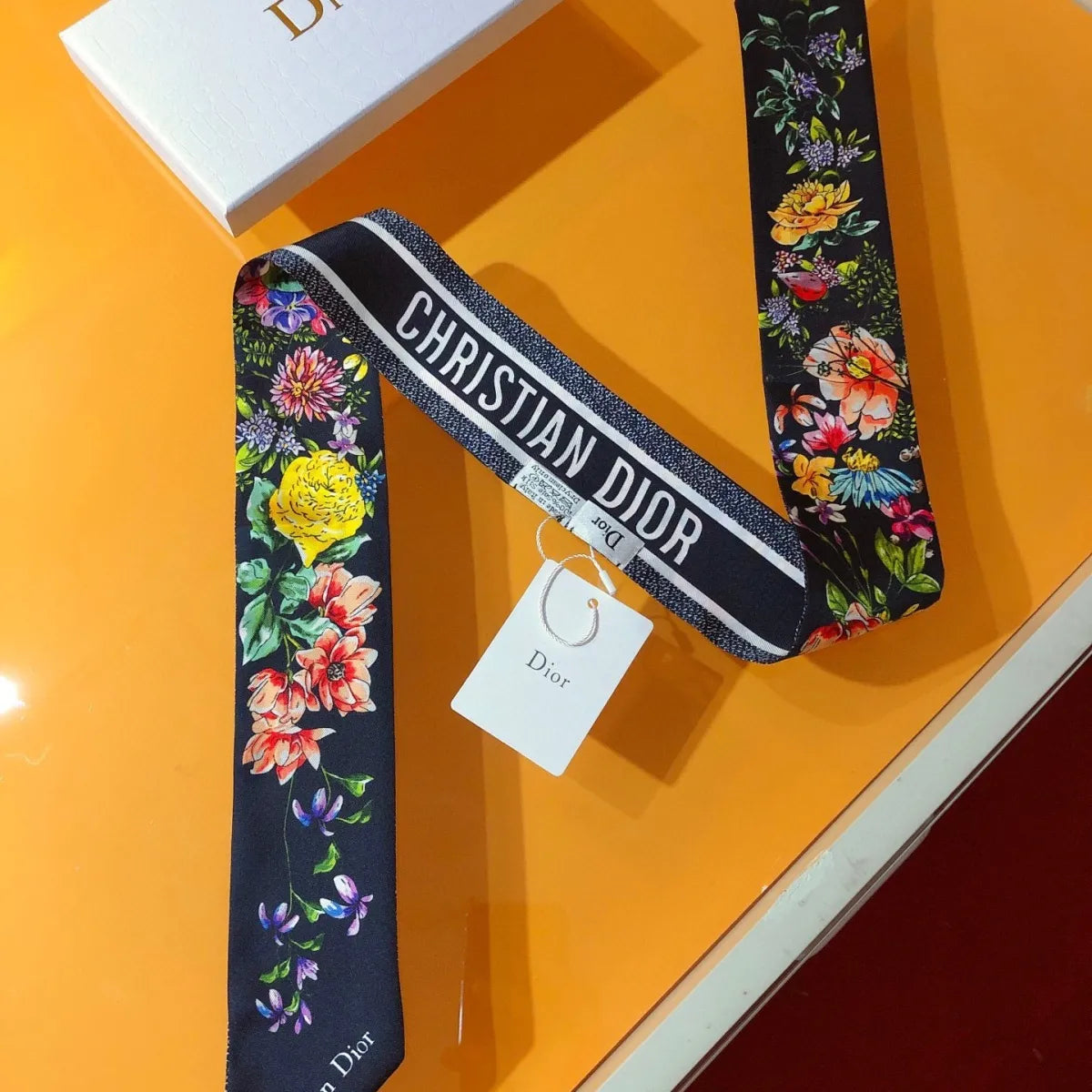 Seidenschal mit schrägem Kantenabschluss, Blumenmuster und doppellagigem Band