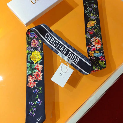 Seidenschal mit schrägem Kantenabschluss, Blumenmuster und doppellagigem Band
