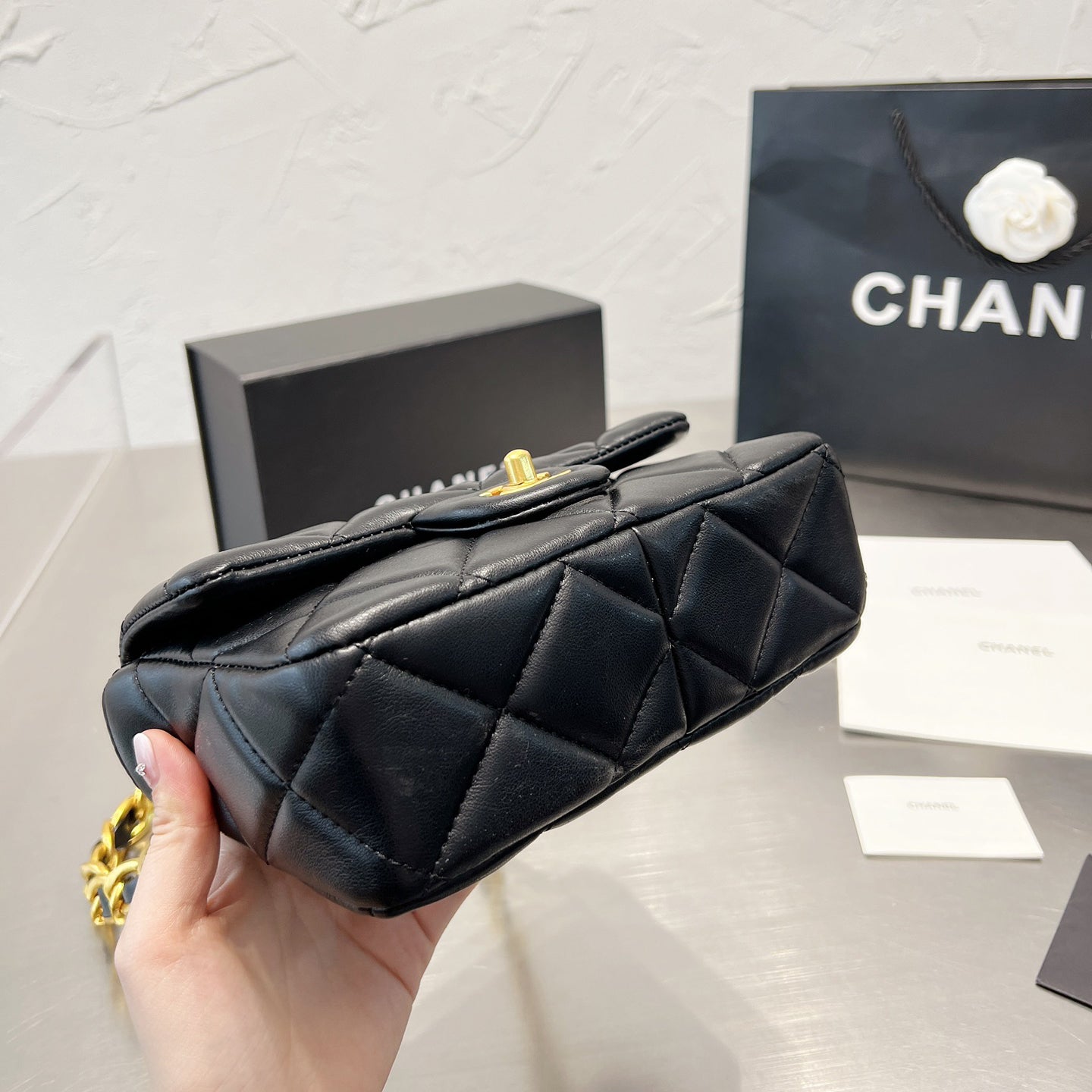 Mini-Umhängetasche mit Kette
