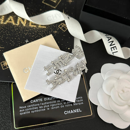 Ohrhänger mit Diamanten und Buchstabensignatur