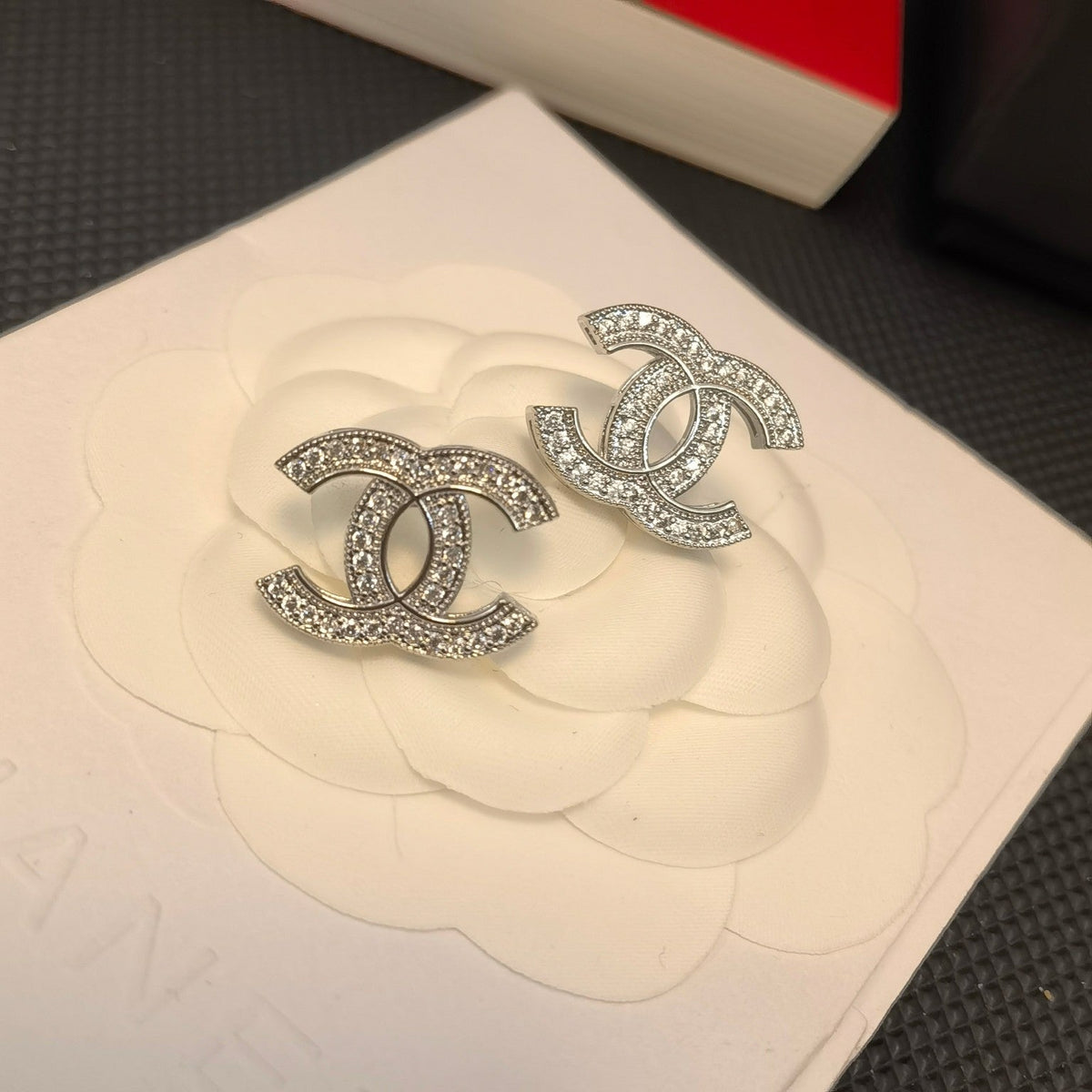 Elegante Logo-Ohrringe aus Silber und Gold
