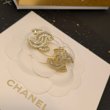 Elegante und klassische Logo-Ohrringe für Damen