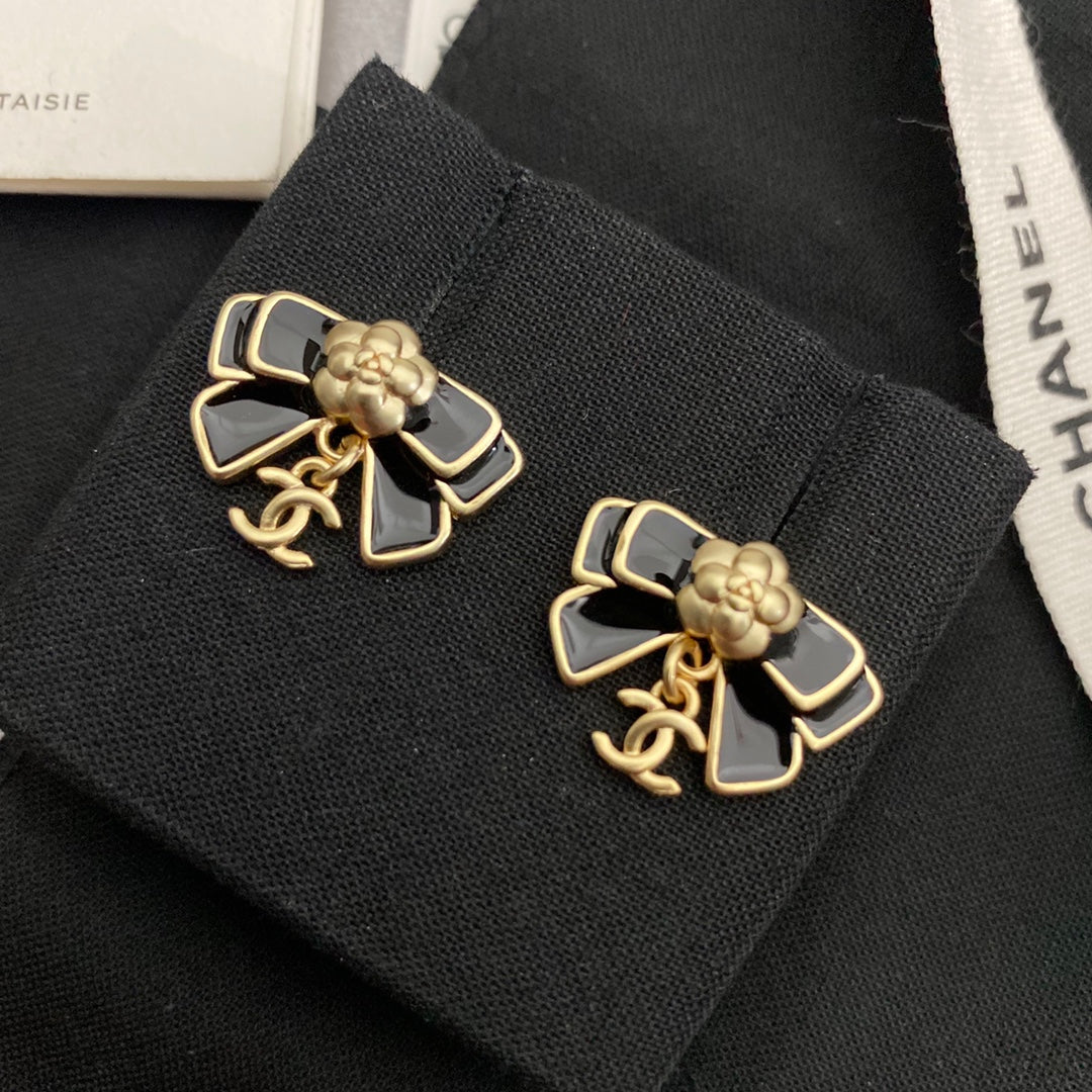 Emaille-Kamelienschmuck