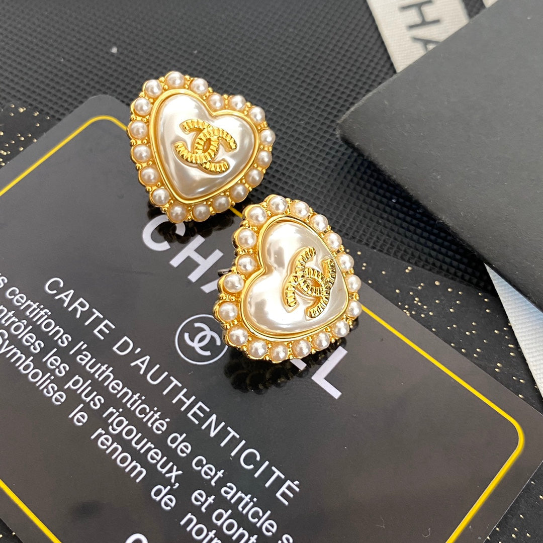 Elegante Perlenohrstecker mit Herzmotiv