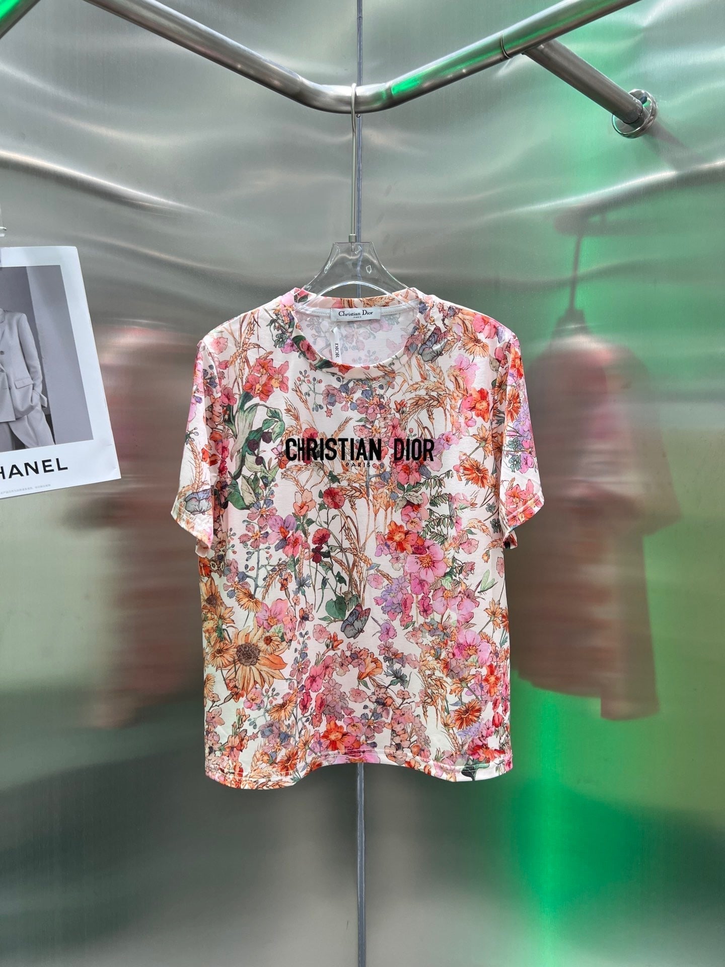 Buntes T-Shirt mit Blumenmuster