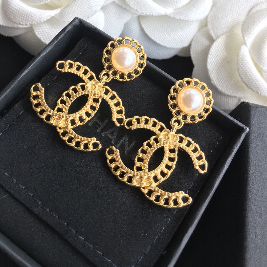 Elegante goldfarbene Perlenohrringe
