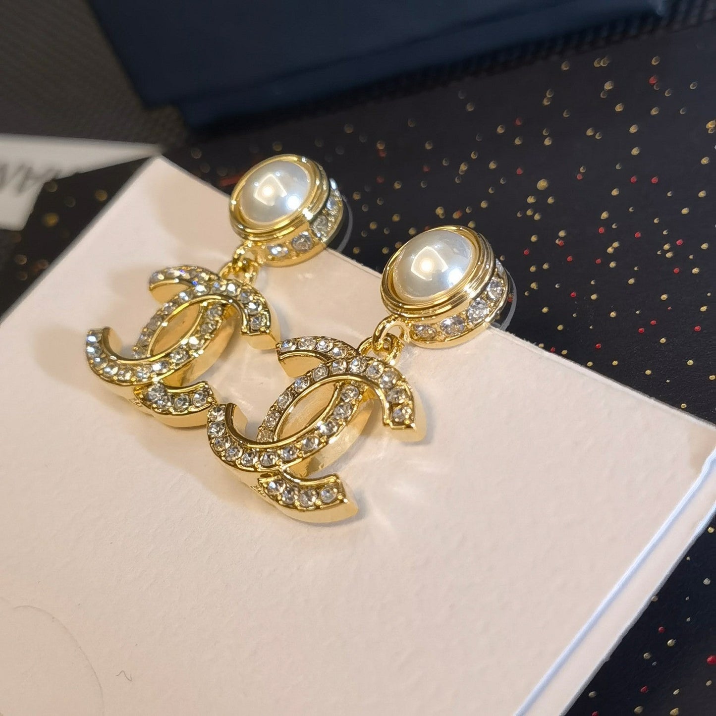 Glitzernde klassische Perlen- und Diamantohrringe