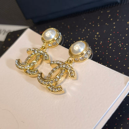 Glitzernde klassische Perlen- und Diamantohrringe