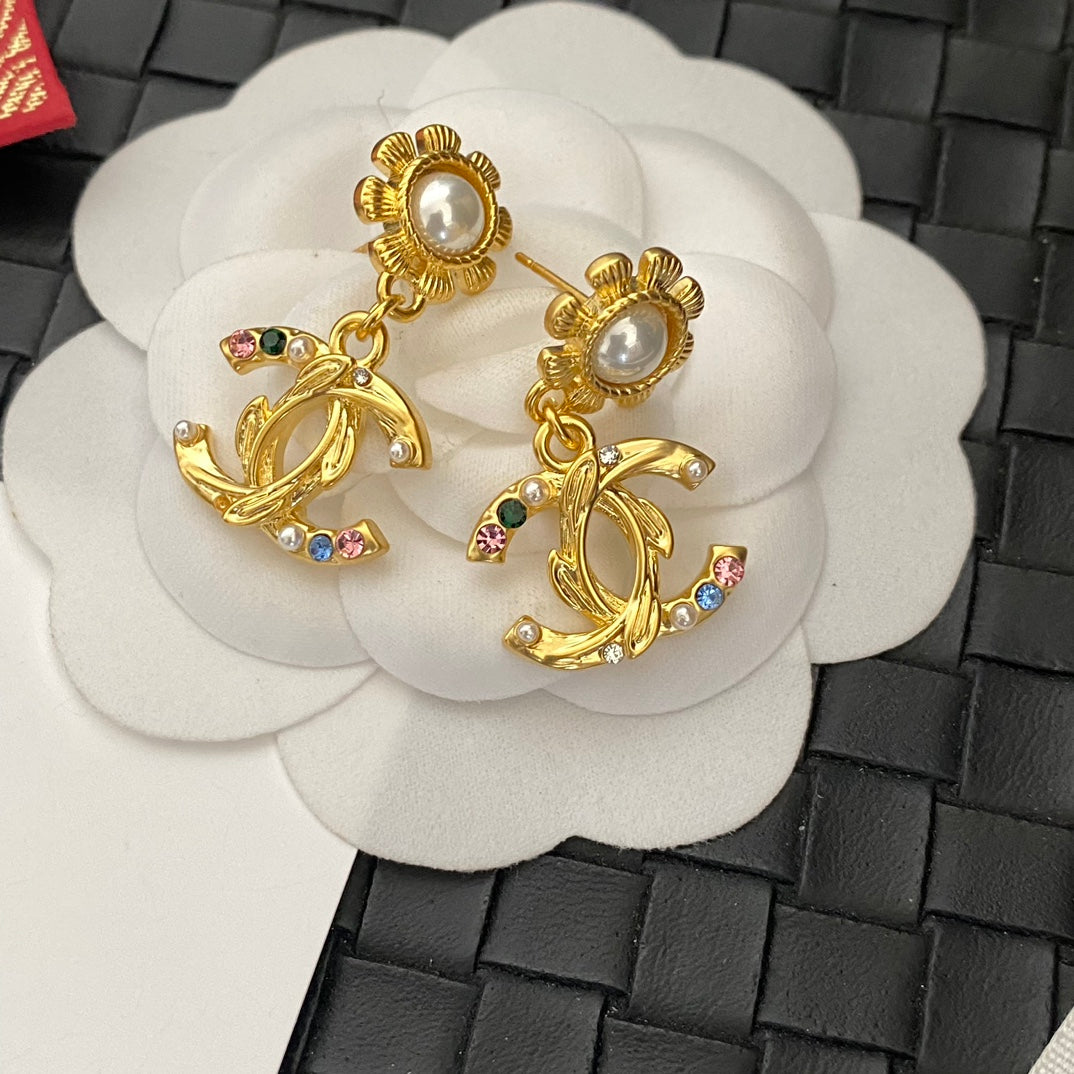 Trendige goldene Blumenohrringe