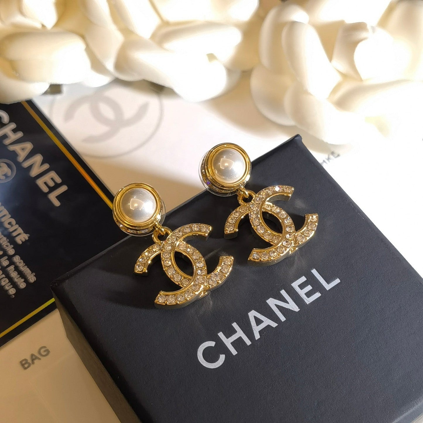 Glitzernde klassische Perlen- und Diamantohrringe