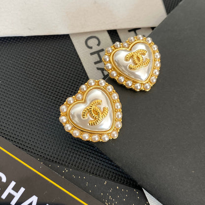 Elegante Perlenohrstecker mit Herzmotiv