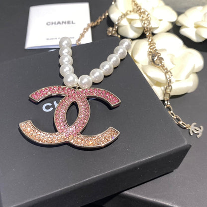 Halskette mit Pink Diamond Logo und Perlen