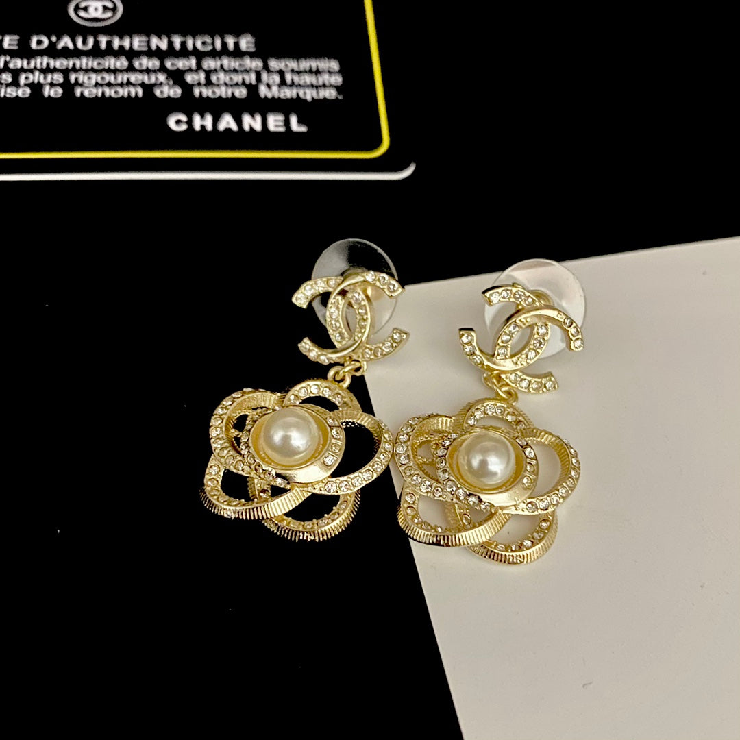 Ohrringe mit Diamant-Perlen-Blumen