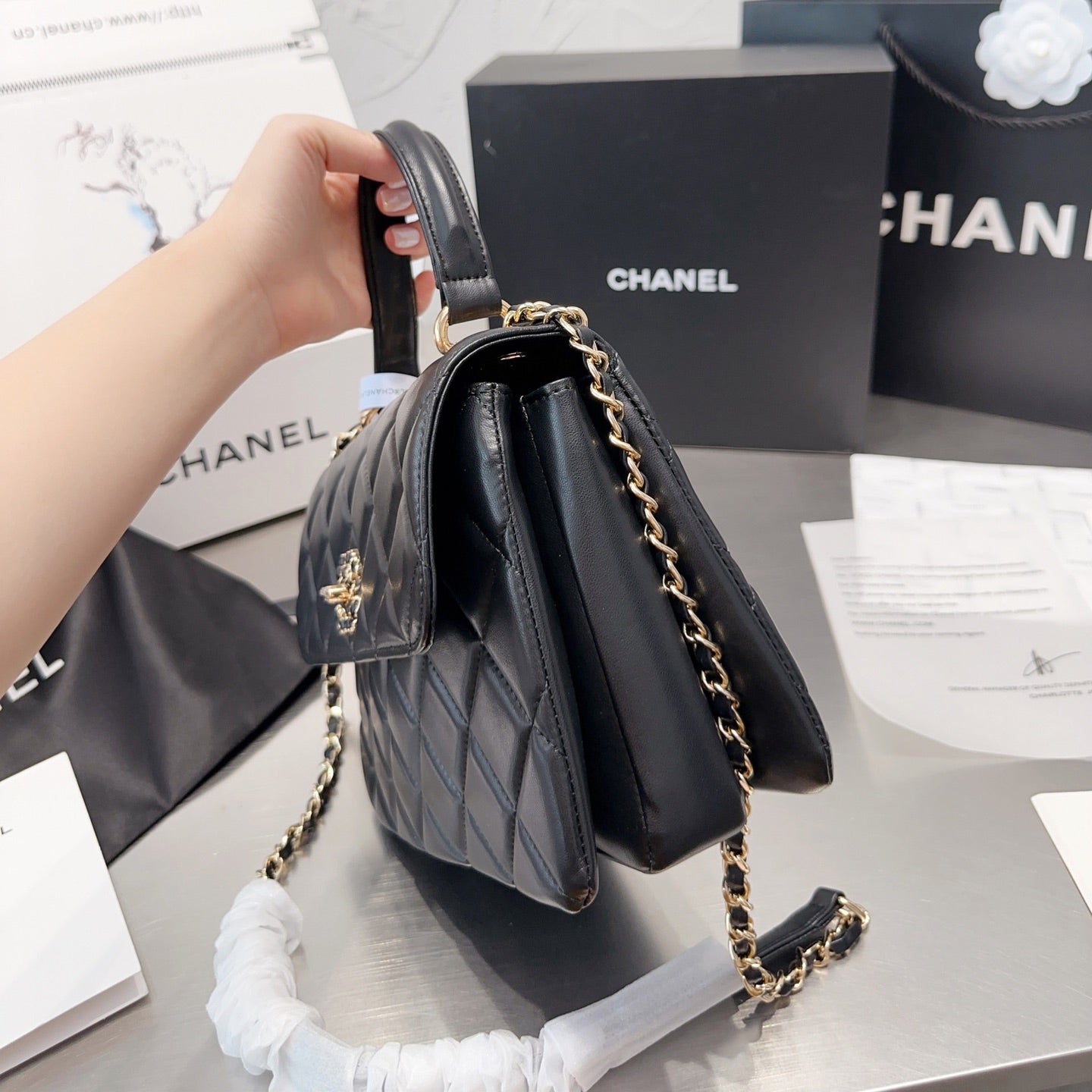 Trendige Überschlagtasche mit Henkel