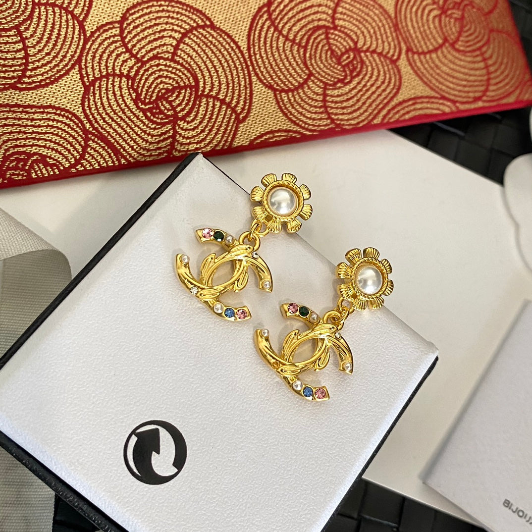 Trendige goldene Blumenohrringe