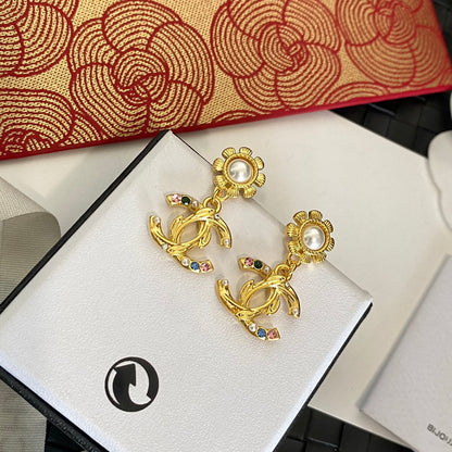 Trendige goldene Blumenohrringe