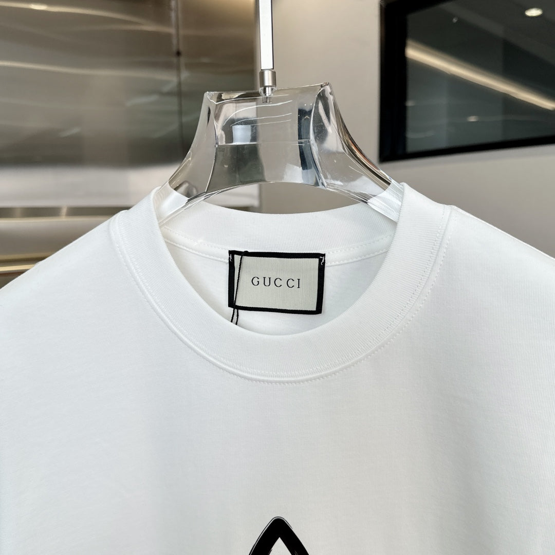 Einfaches bedrucktes T-Shirt