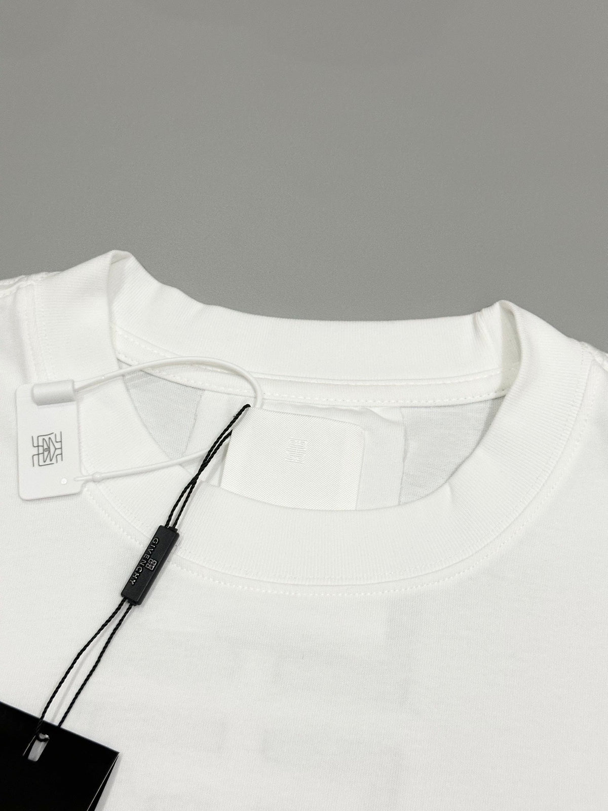 1105 Neues klassisches T-Shirt mit Monogramm-Print