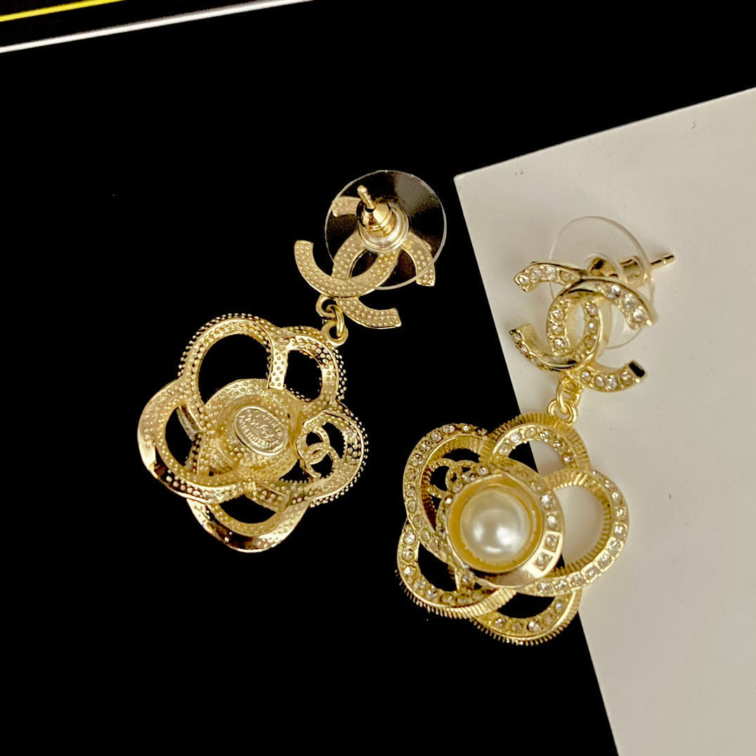 Ohrringe mit Diamant-Perlen-Blumen
