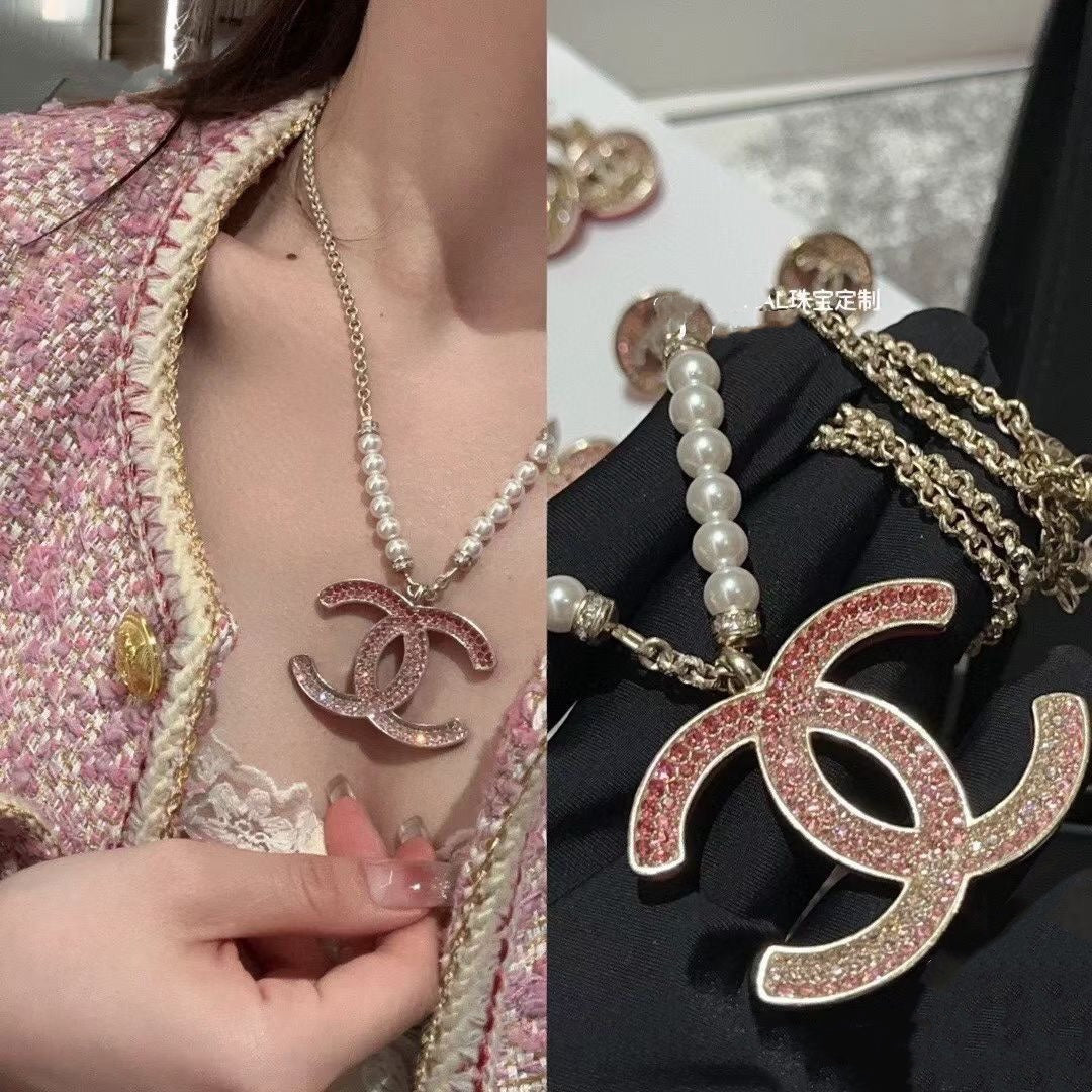 Halskette mit Pink Diamond Logo und Perlen