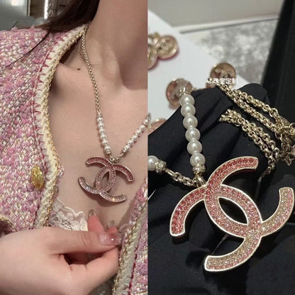 Halskette mit Pink Diamond Logo und Perlen