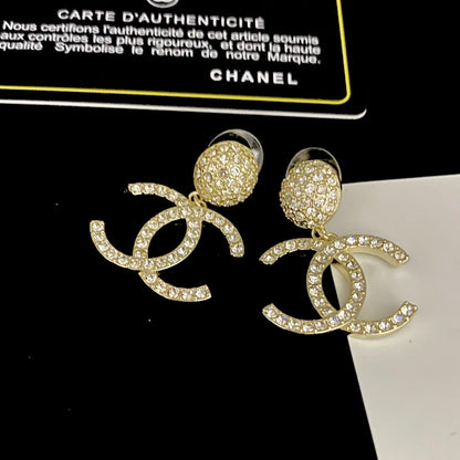 Glänzende Ohrringe mit vollbesetztem Diamant-Logo