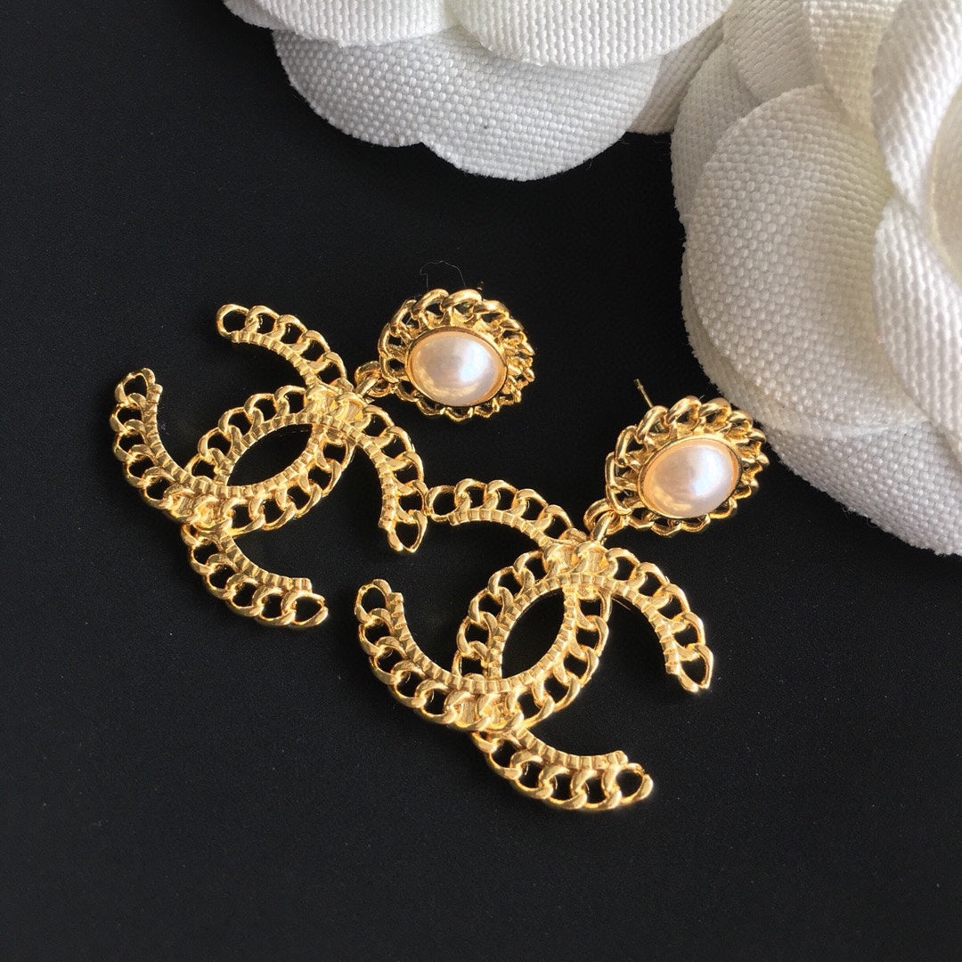 Elegante goldfarbene Perlenohrringe