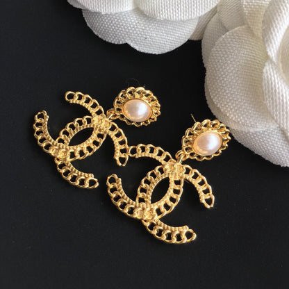 Elegante goldfarbene Perlenohrringe