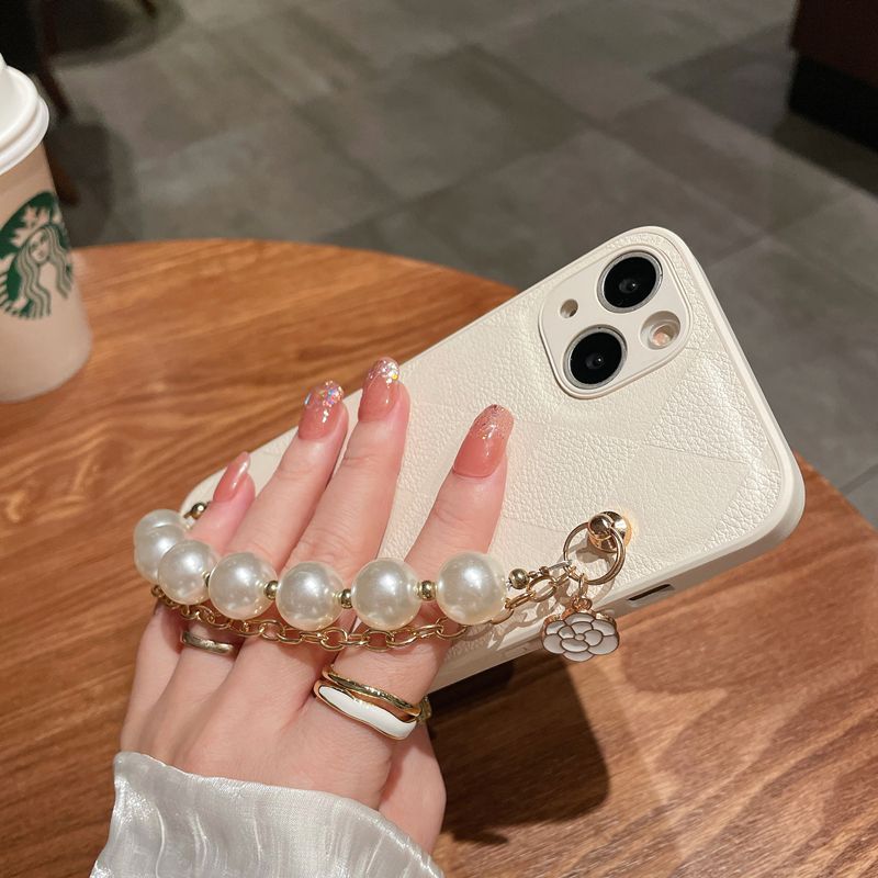 Lederhülle mit Perlenketten-Armband