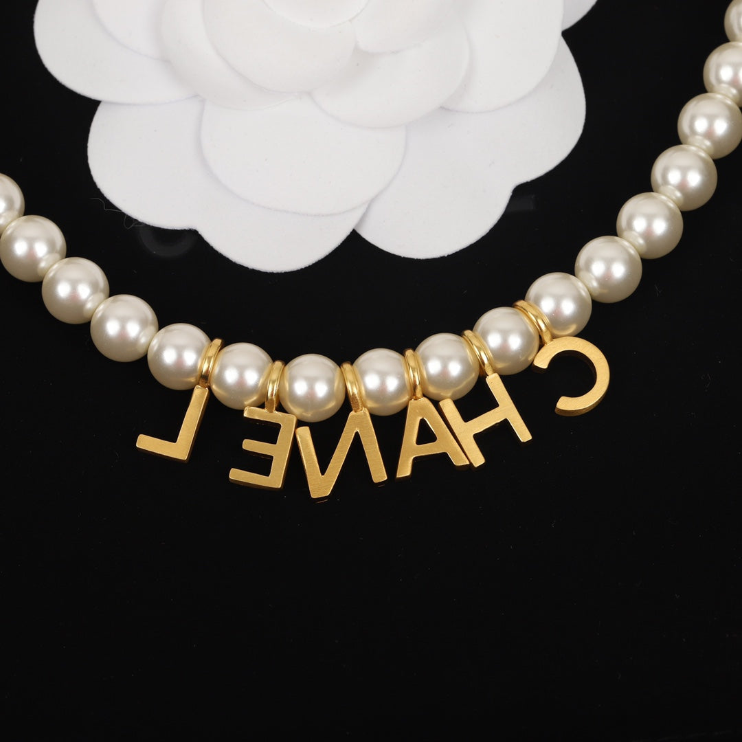 Perlenkette mit Buchstabendesign