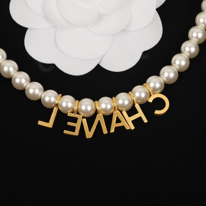 Perlenkette mit Buchstabendesign