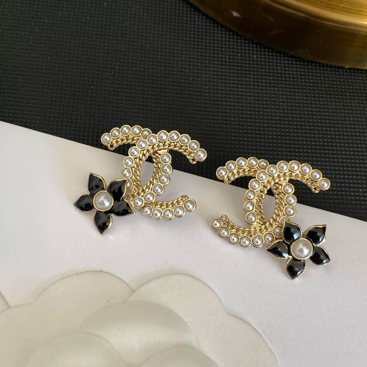 Ohrstecker mit Epoxy-Blumen und Perlen