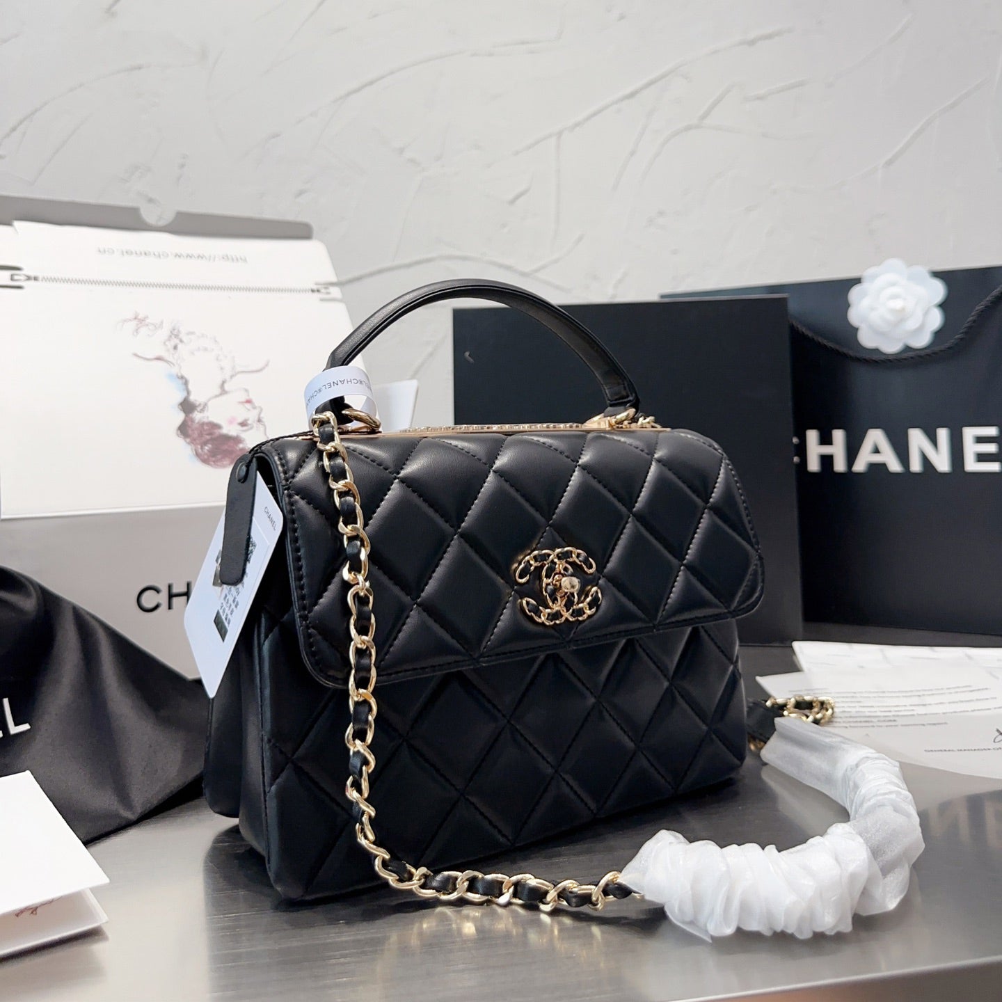 Trendige Überschlagtasche mit Henkel
