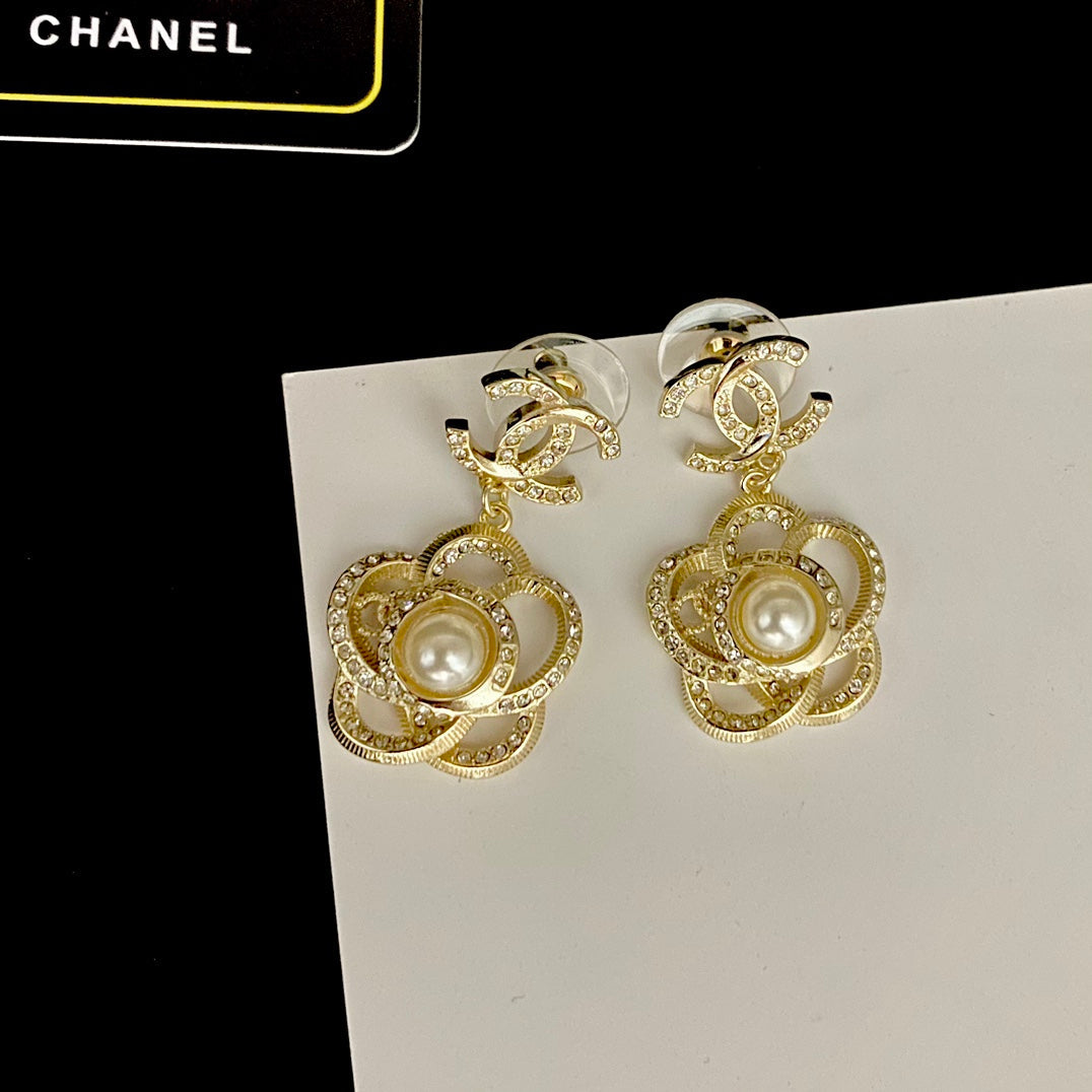 Ohrringe mit Diamant-Perlen-Blumen