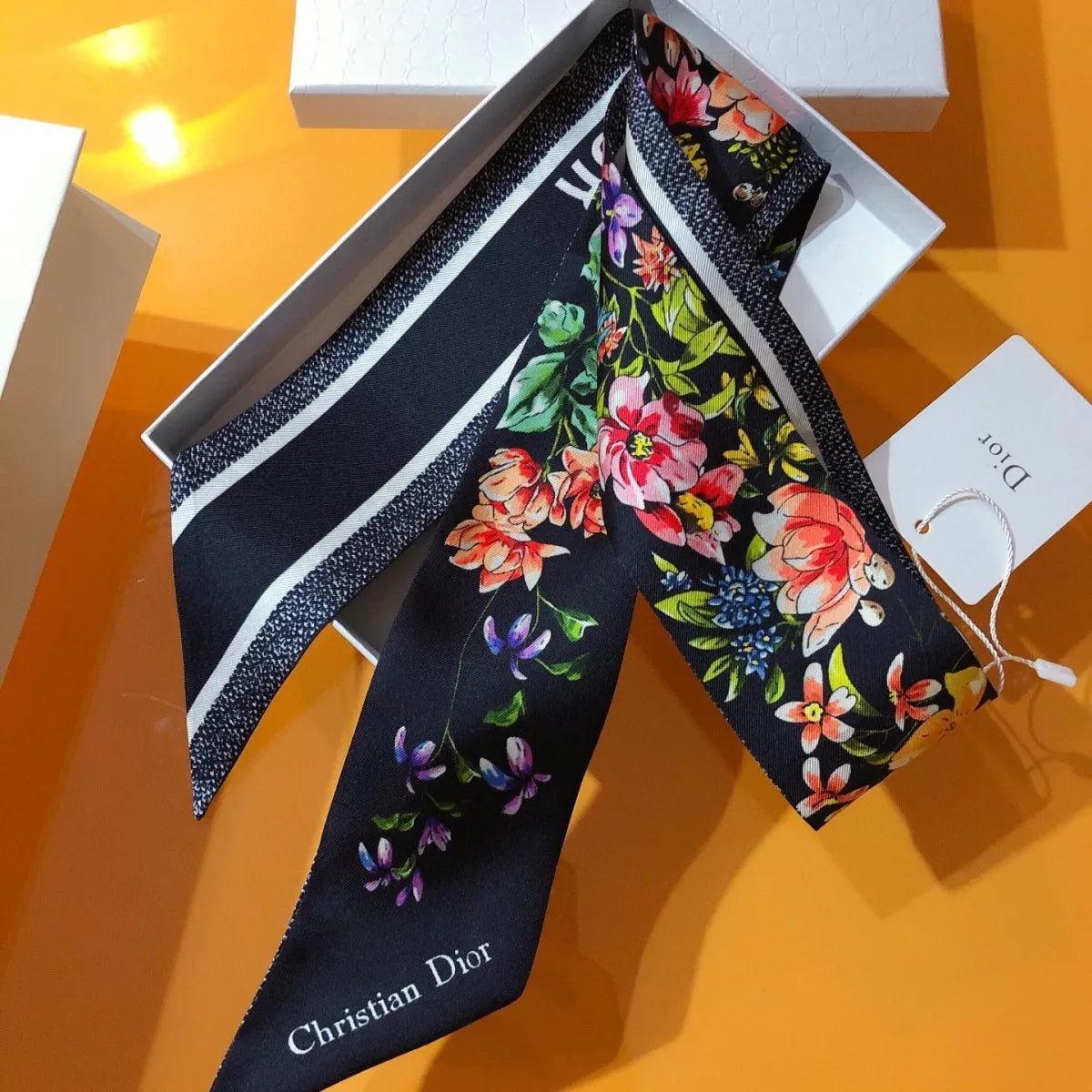 Seidenschal mit schrägem Kantenabschluss, Blumenmuster und doppellagigem Band