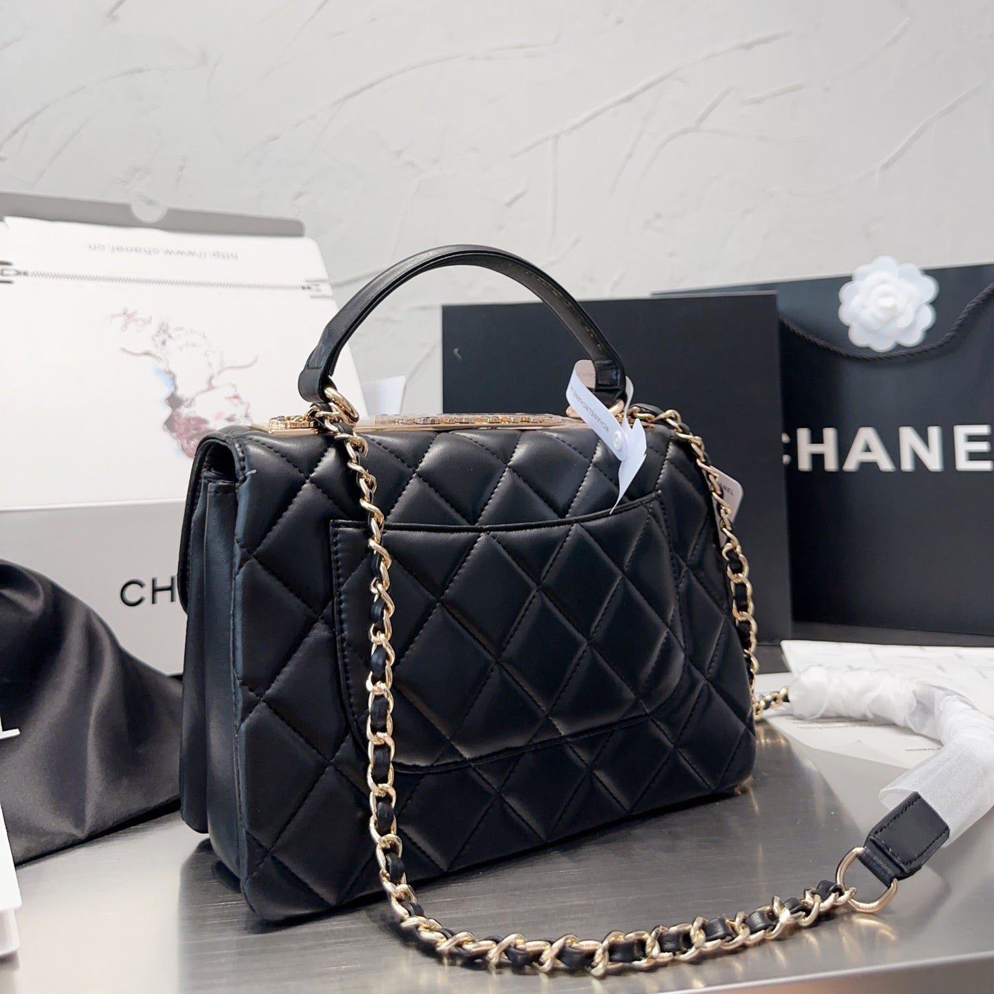Trendige Überschlagtasche mit Henkel