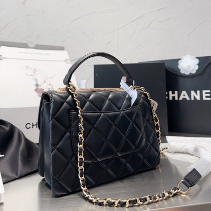 Trendige Überschlagtasche mit Henkel
