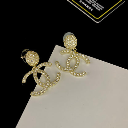 Glänzende Ohrringe mit vollbesetztem Diamant-Logo