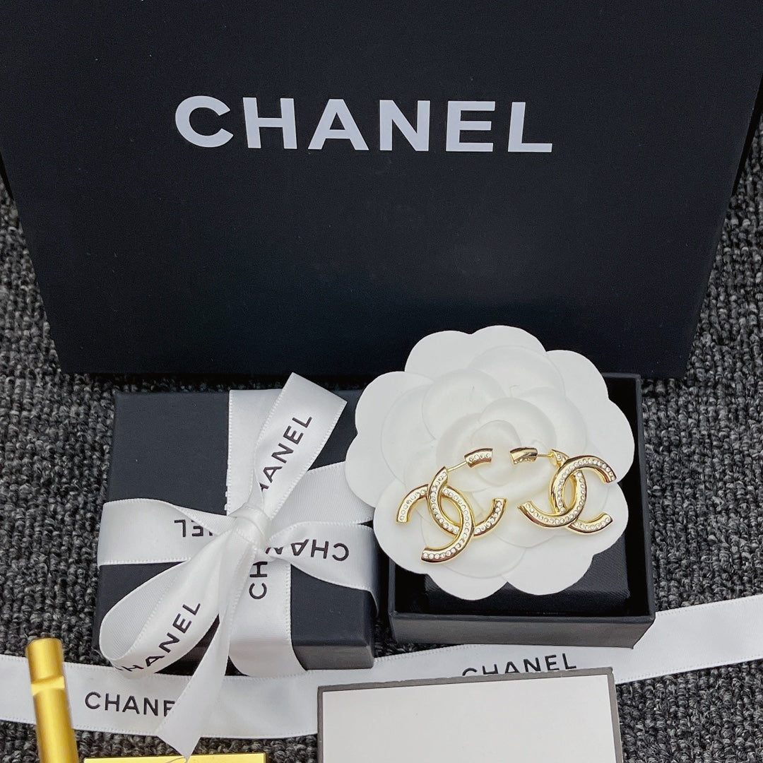 Elegante Ohrringe mit Diamant-Gold-Logo
