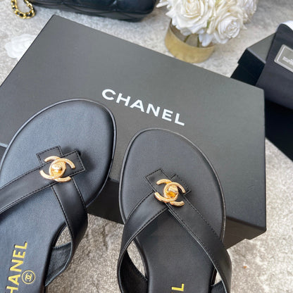 Modische schlichte Zehentrenner-Sandalen