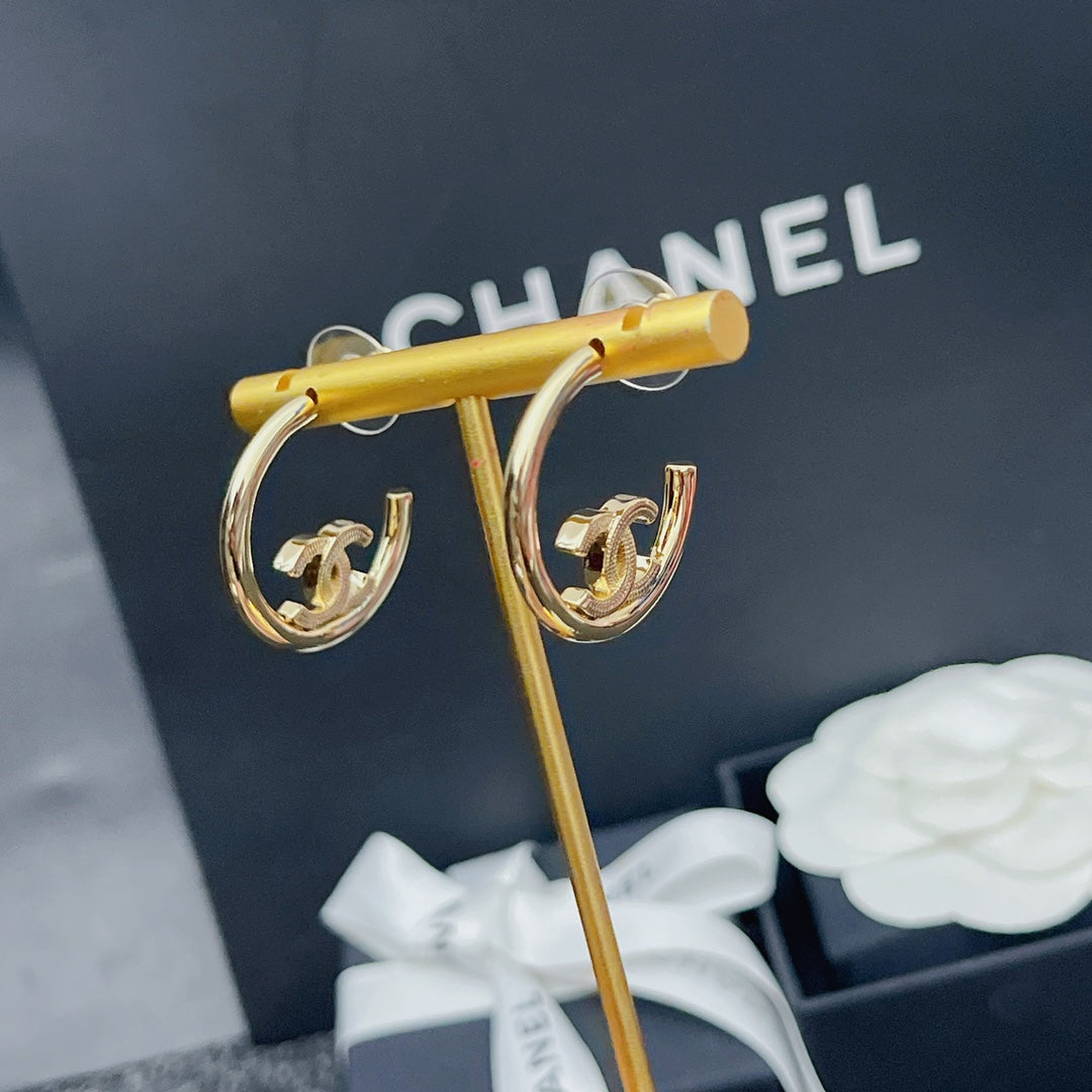 Premium Goldene Halbreifenohrringe