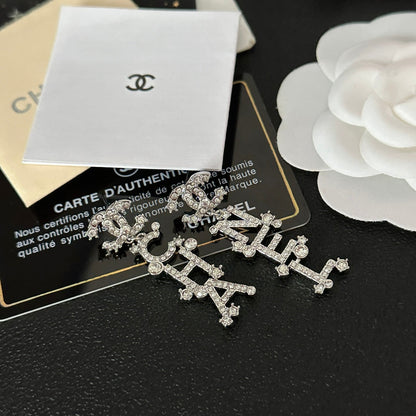 Ohrhänger mit Diamanten und Buchstabensignatur