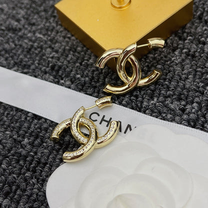 Elegante Ohrringe mit Diamant-Gold-Logo