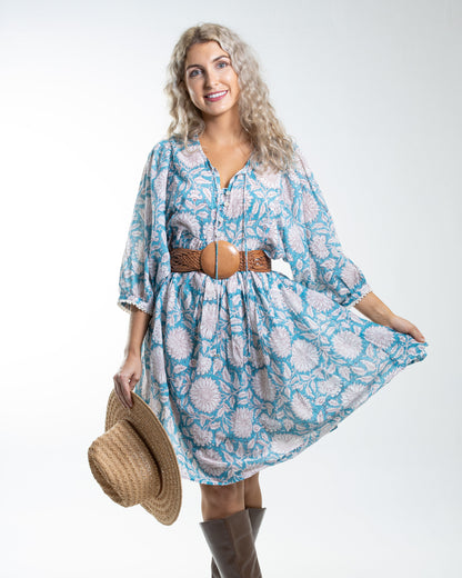 Hawa kurzes Kleid mit Sonnenblumenmuster auf Hellblau