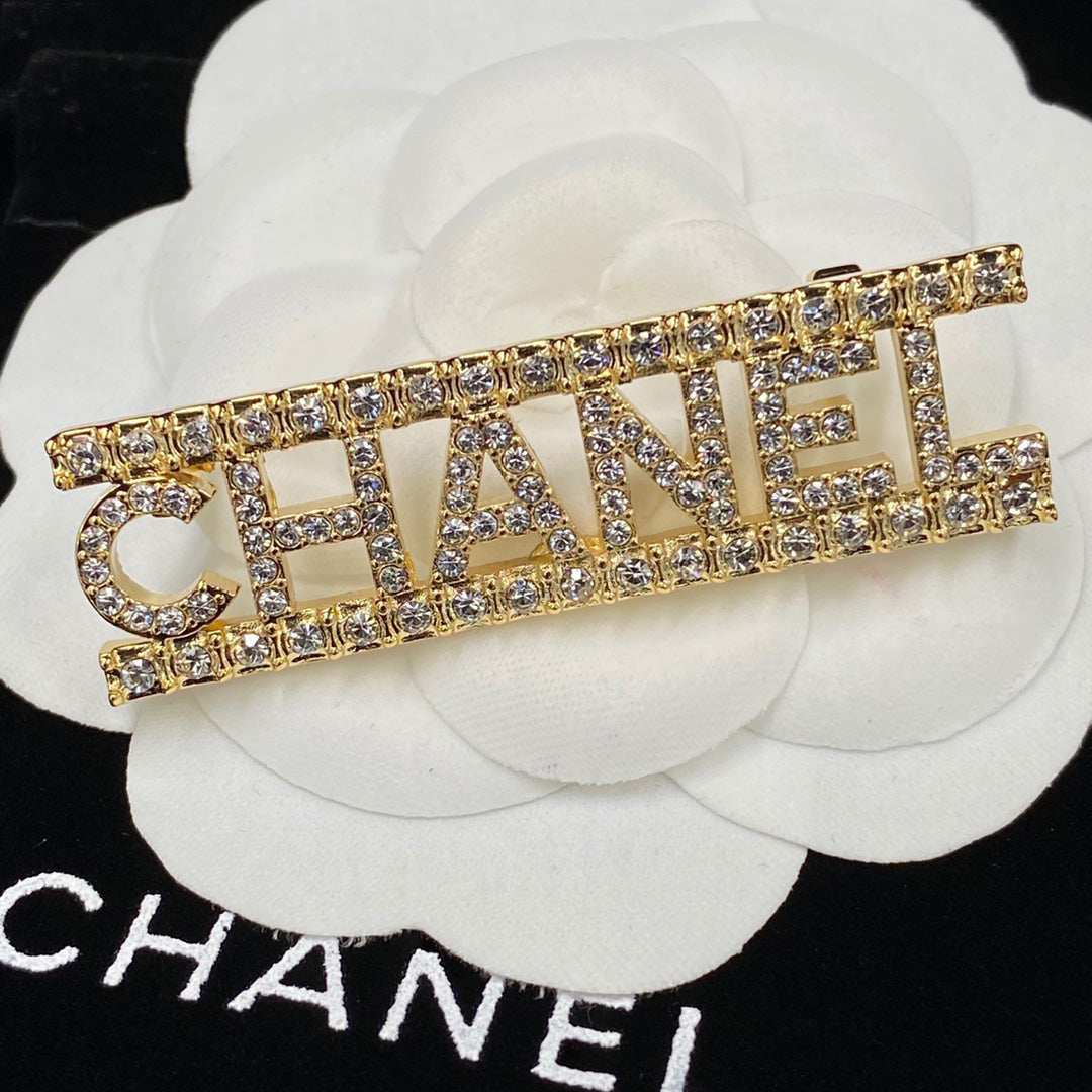 Funkelnde Diamant-Buchstabenbrosche