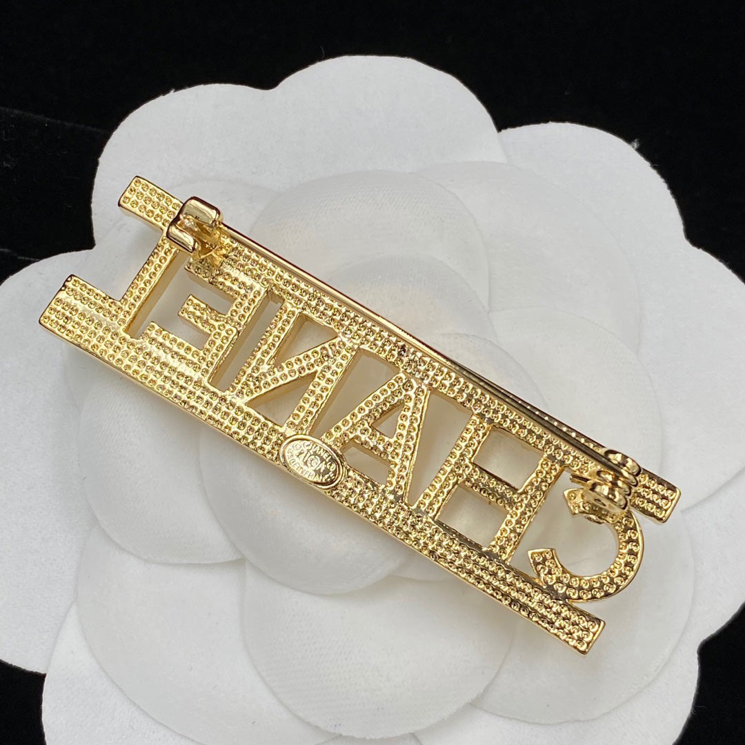 Funkelnde Diamant-Buchstabenbrosche