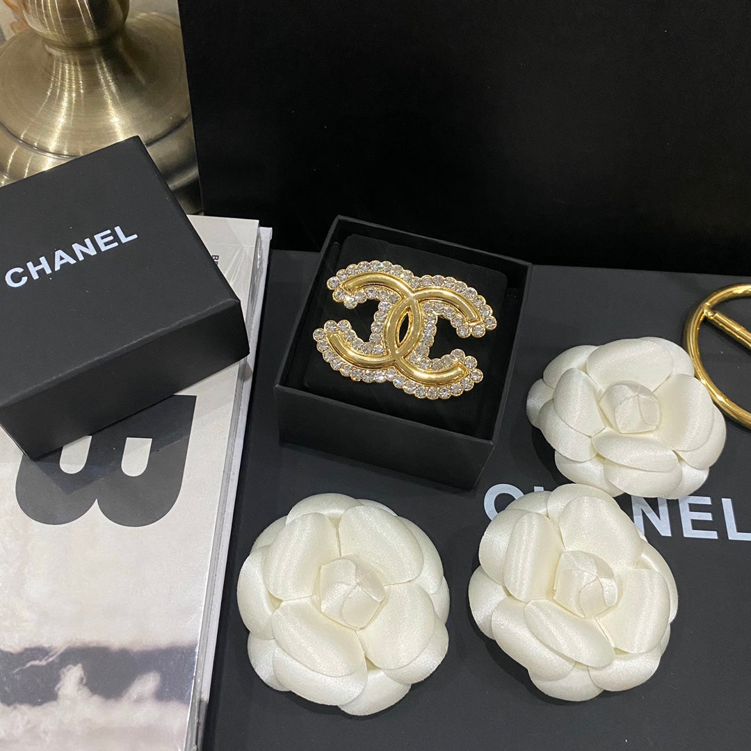 Premium Diamantbesetzte Goldbrosche